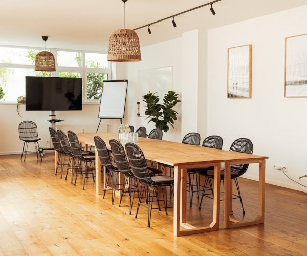 Konferenzraum Düsseldorf - langer Konferenztisch Konferenztisch mit Stühlen in einem Konferenzraum in Düsseldorf